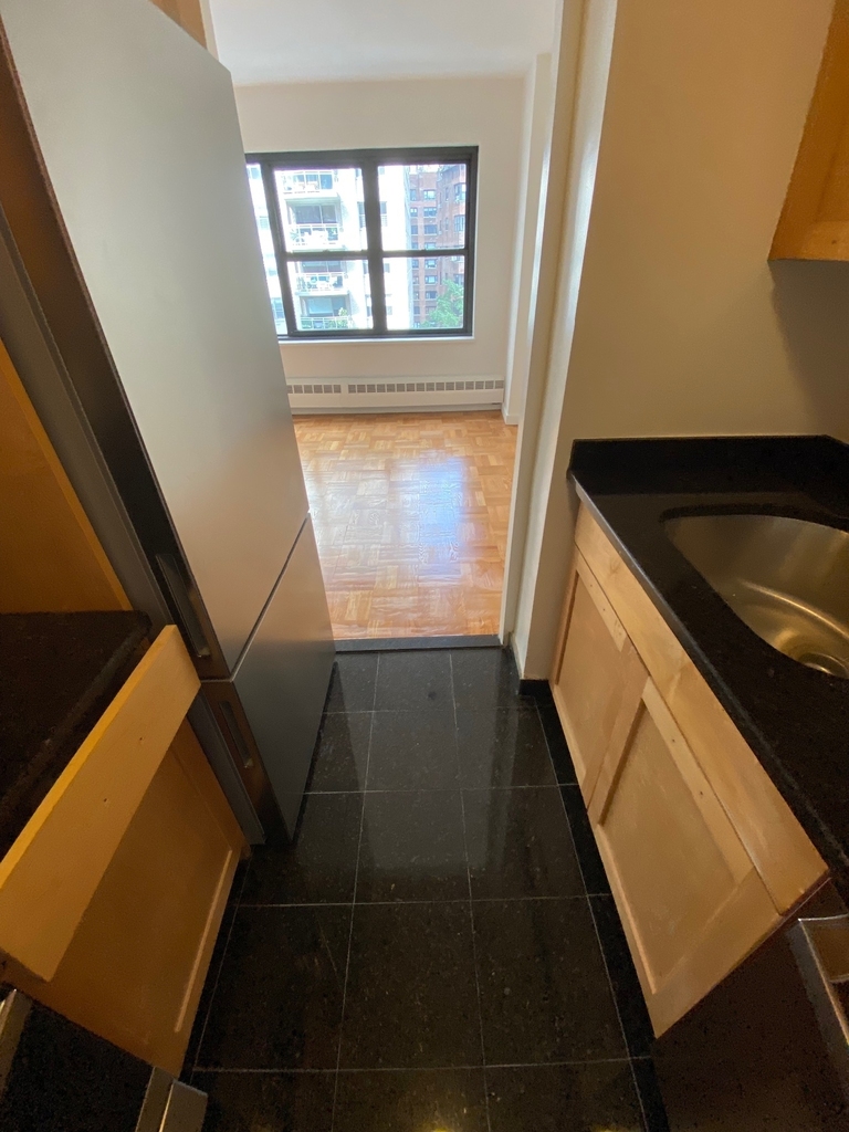 East 55th Street - Photo 4
