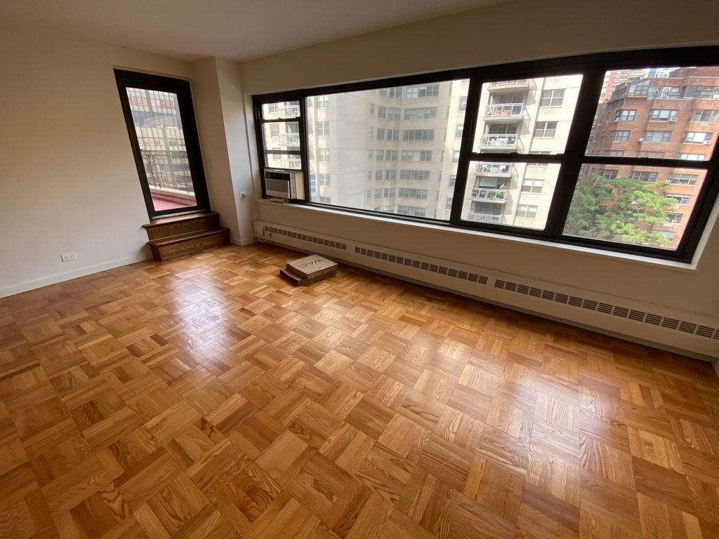 East 55th Street - Photo 5