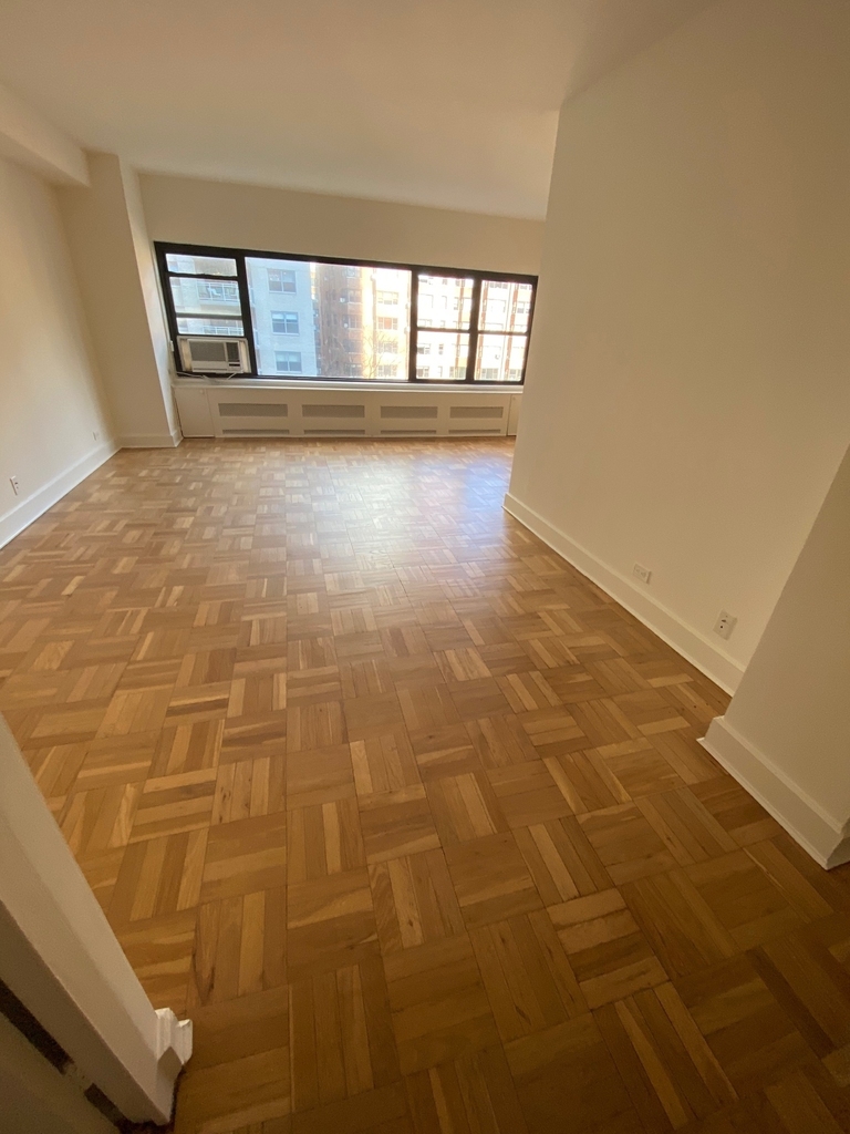 East 55th Street - Photo 0