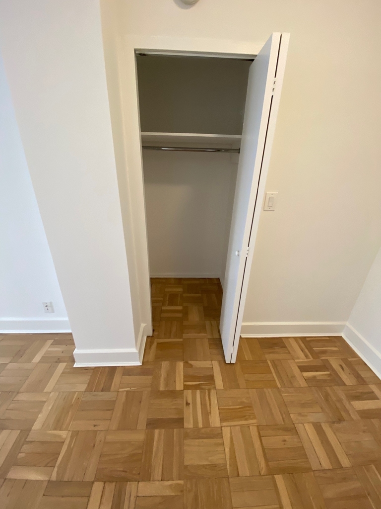 East 55th Street - Photo 9