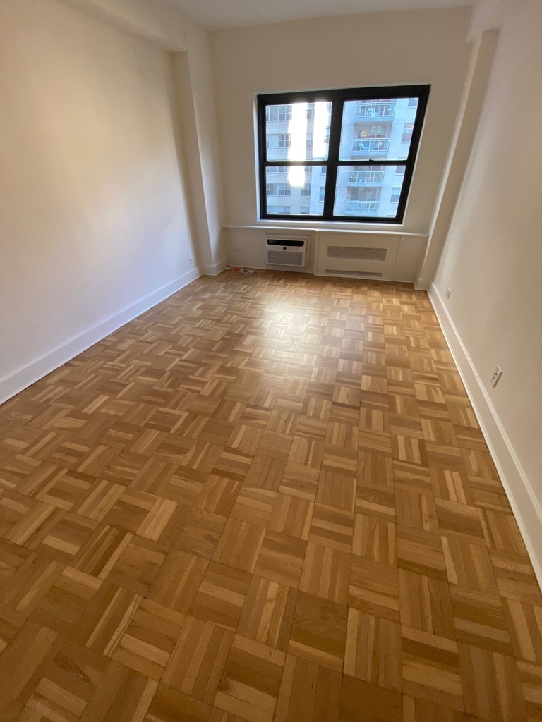 East 55th Street - Photo 11