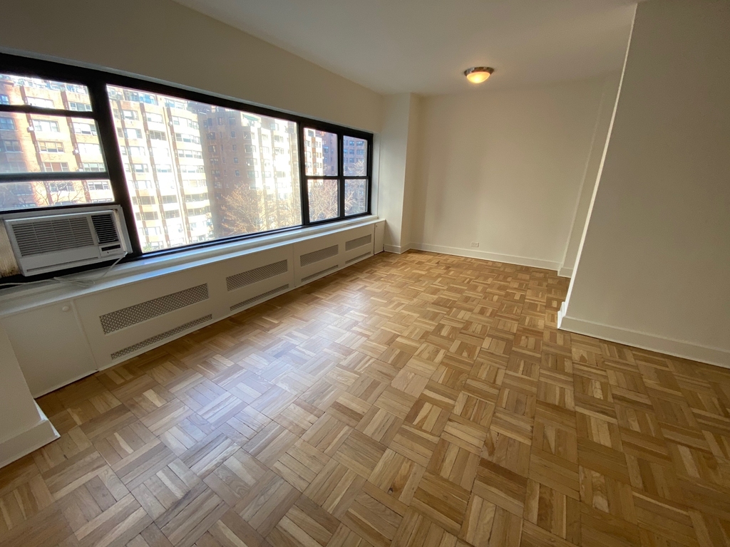 East 55th Street - Photo 1