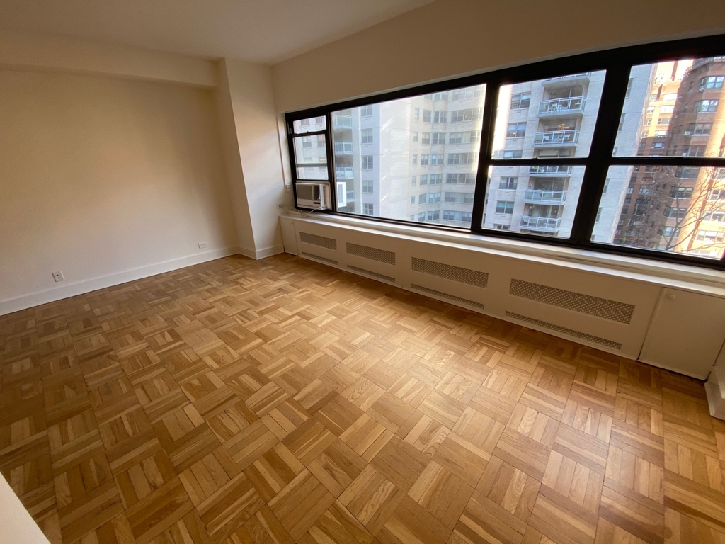 East 55th Street - Photo 7