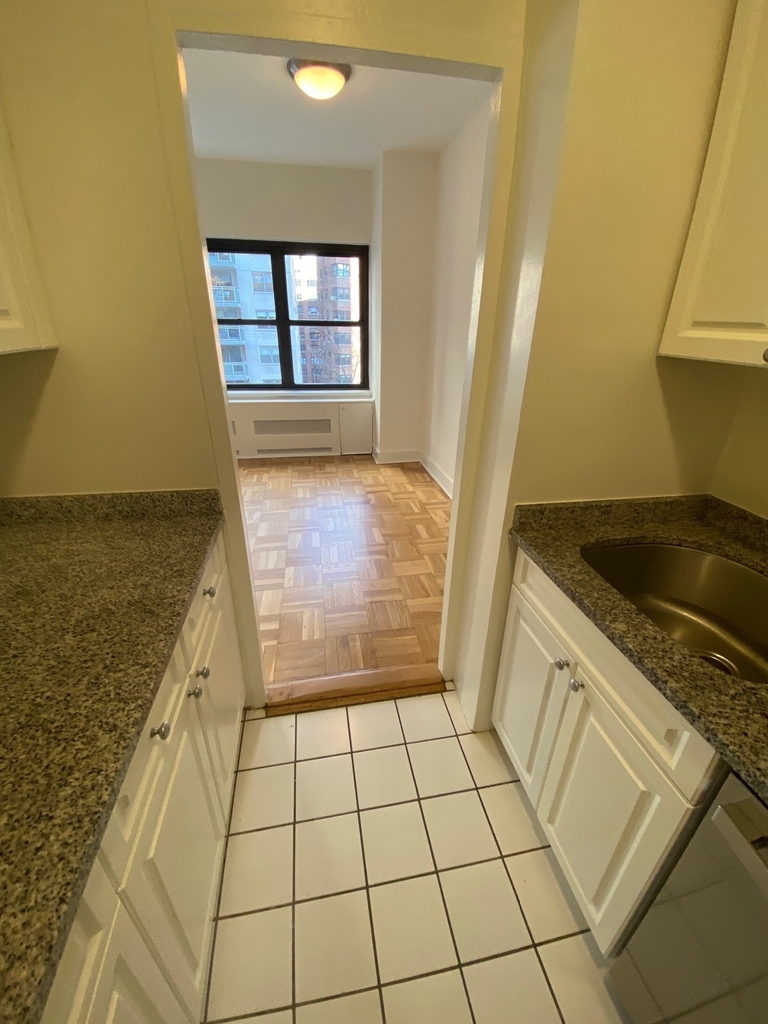 East 55th Street - Photo 6