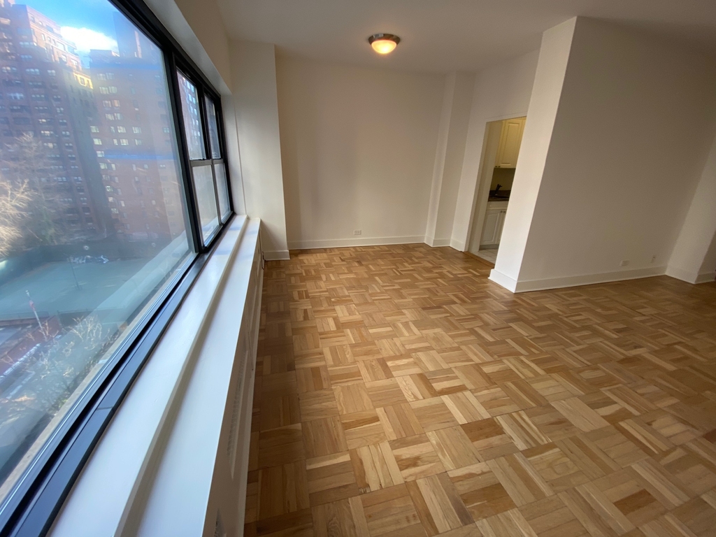 East 55th Street - Photo 2