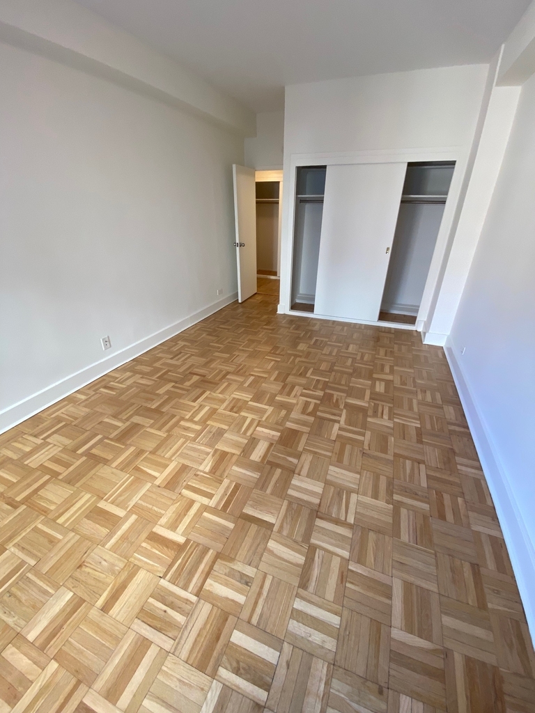 East 55th Street - Photo 13