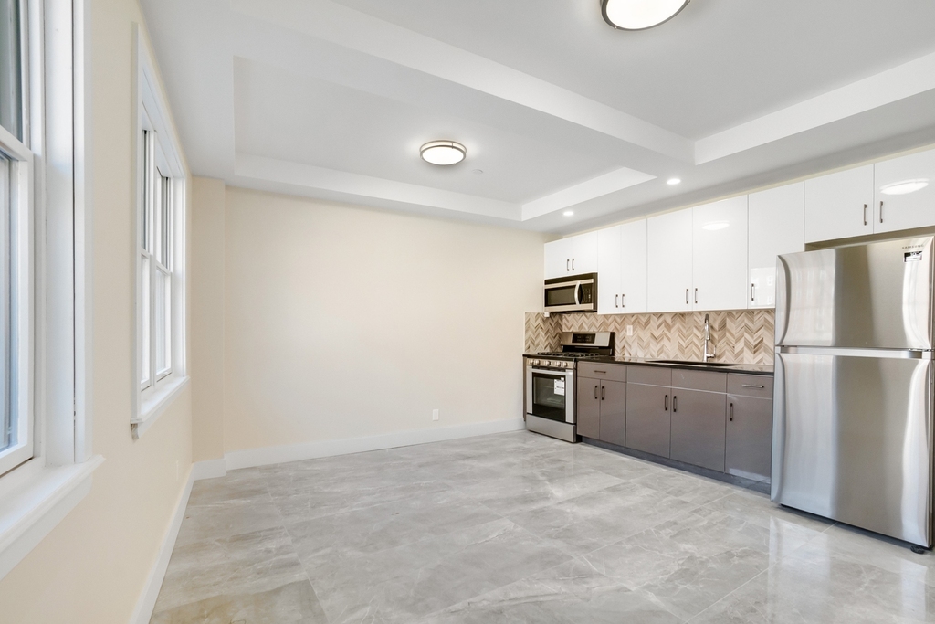 800 Empire Boulevard - Photo 0
