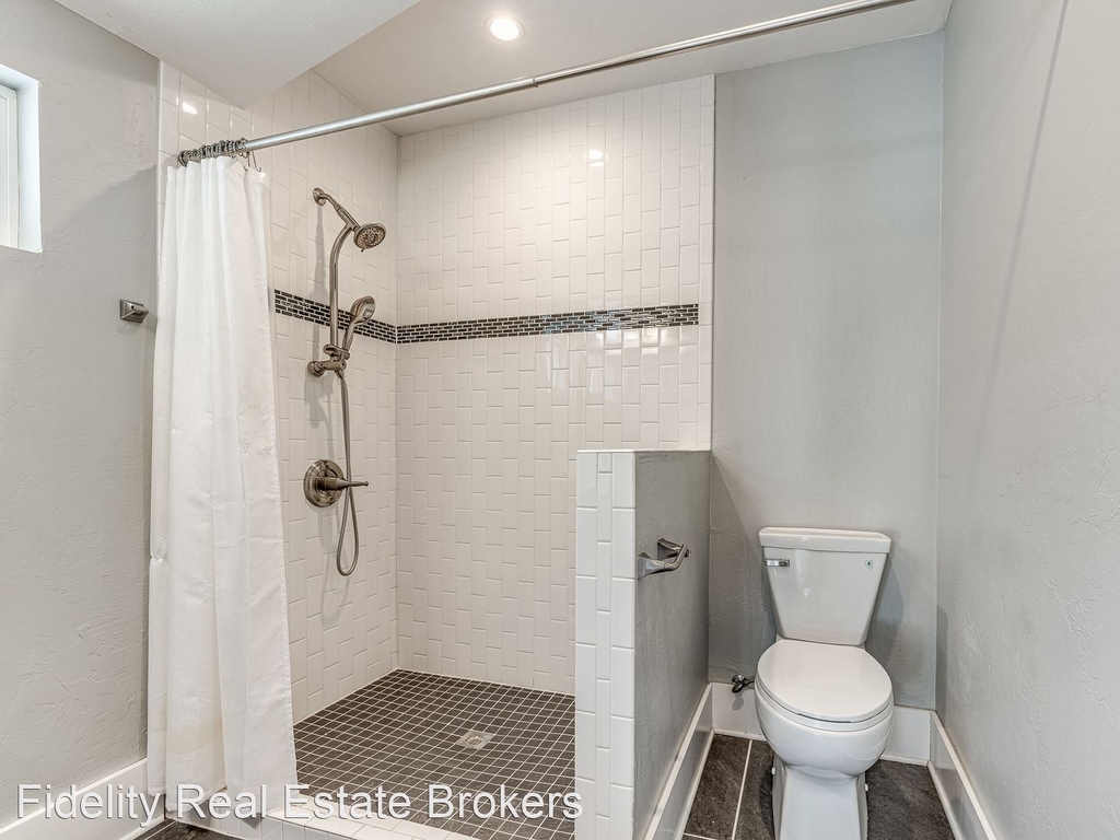 1125 Nw 40th St - Photo 17