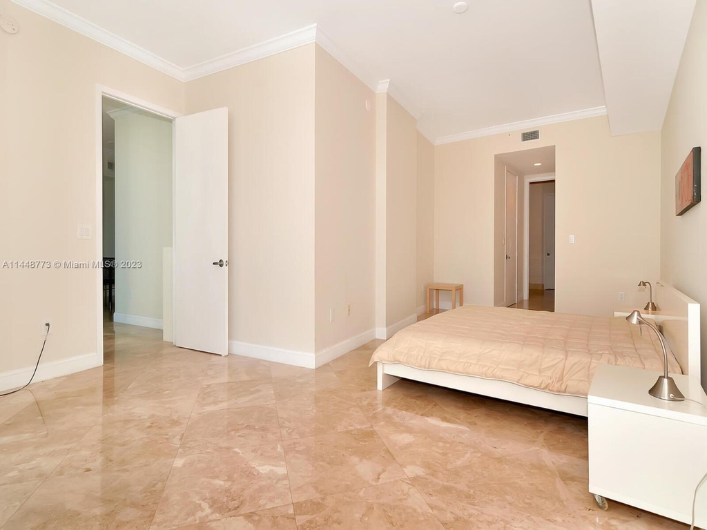18101 Collins Ave - Photo 26