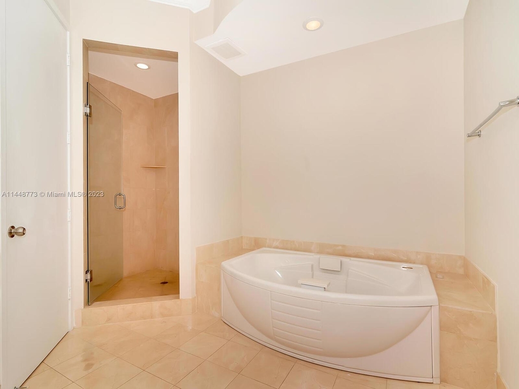 18101 Collins Ave - Photo 30