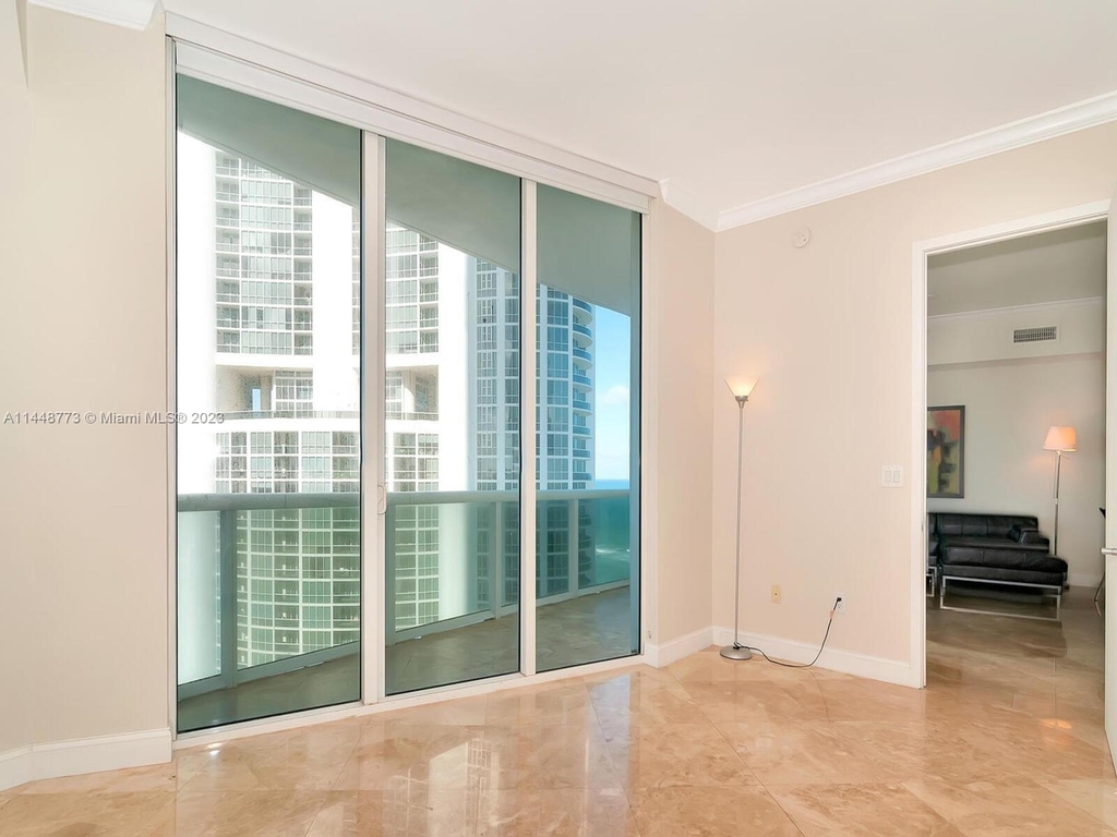 18101 Collins Ave - Photo 24
