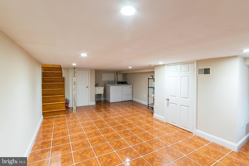 1027 Tasker Street - Photo 14