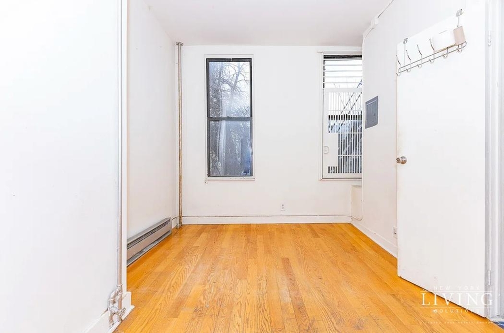 369 Menahan Street - Photo 3