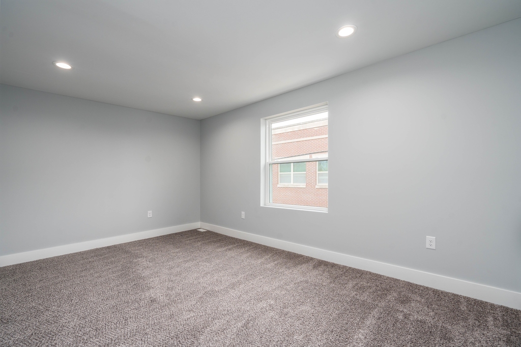 2417 E 10th Street - Photo 19