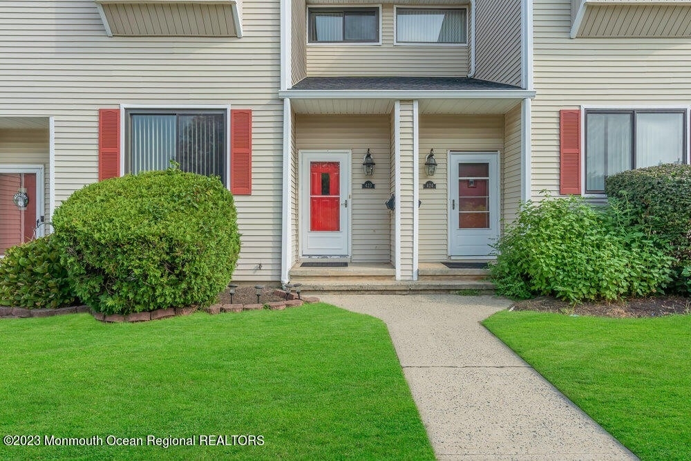 423 Middlewood Road - Photo 2