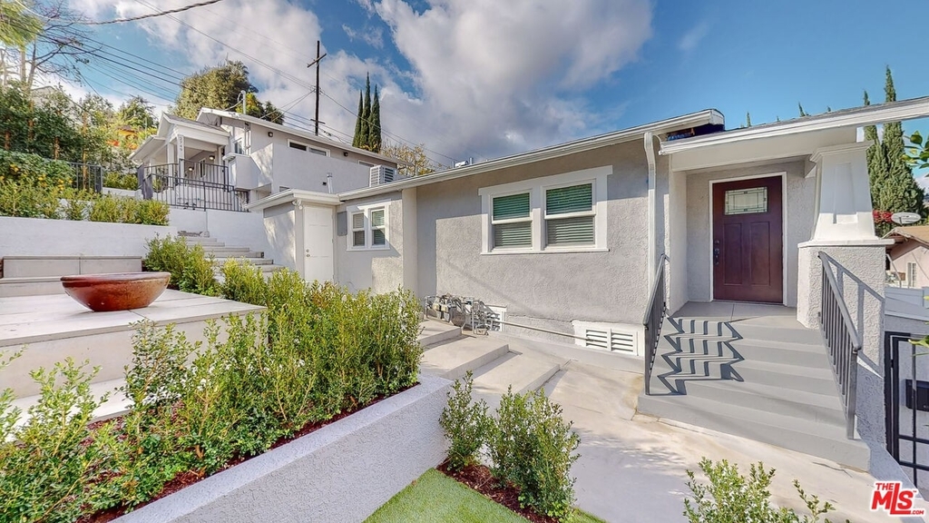 2749 Griffith Park Blvd - Photo 23