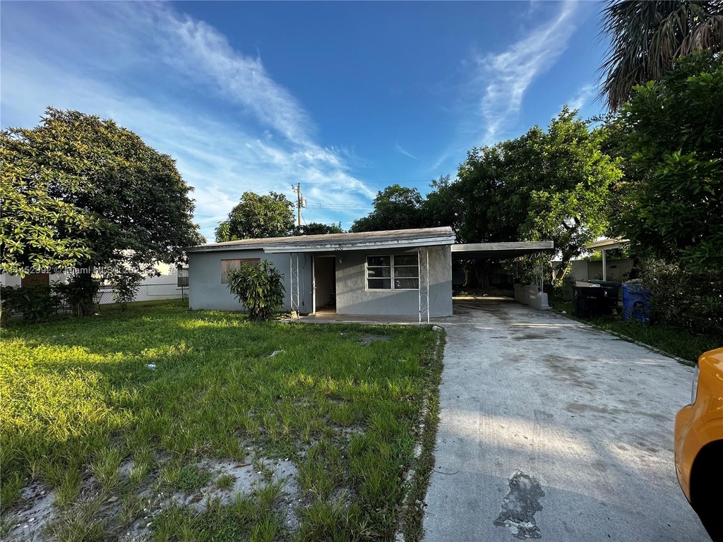 3050 Nw 17th St - Photo 2