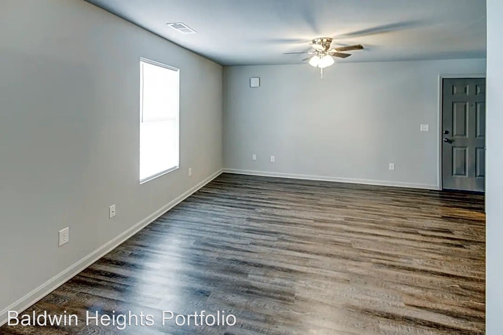 220 W. Garfield Ave - Photo 2