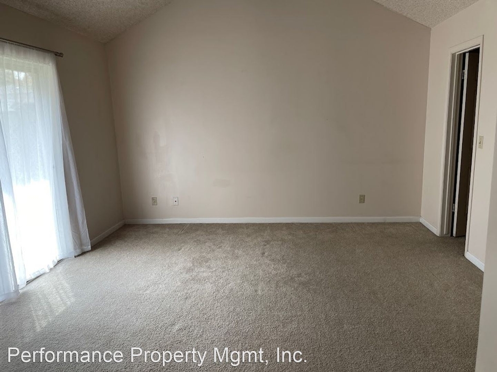 1067 E Portland Ave - Photo 6