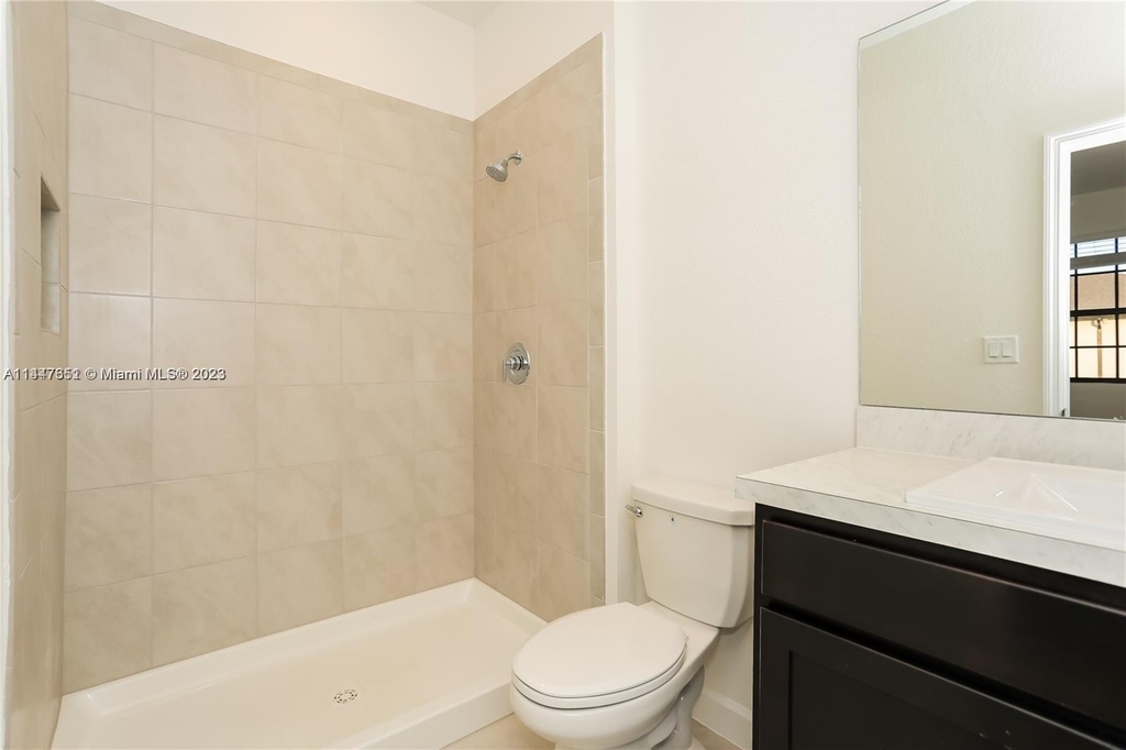 1147 Sw 8th Ave - Photo 5