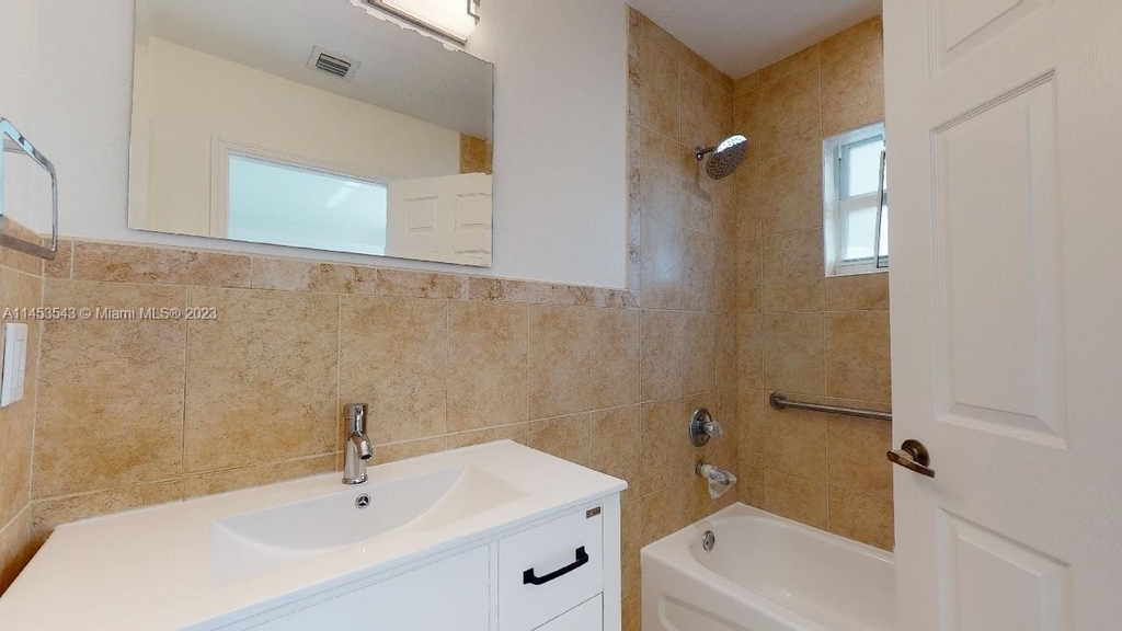 325 Sw 36th Ave - Photo 3