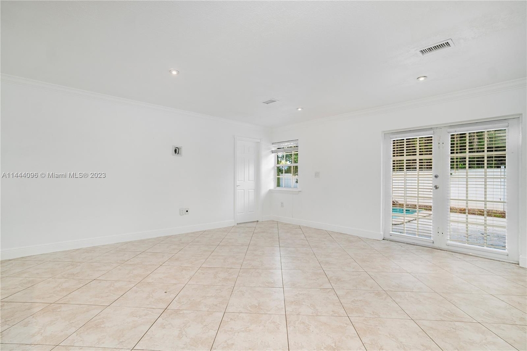 1000 Sw 73rd Ave - Photo 9
