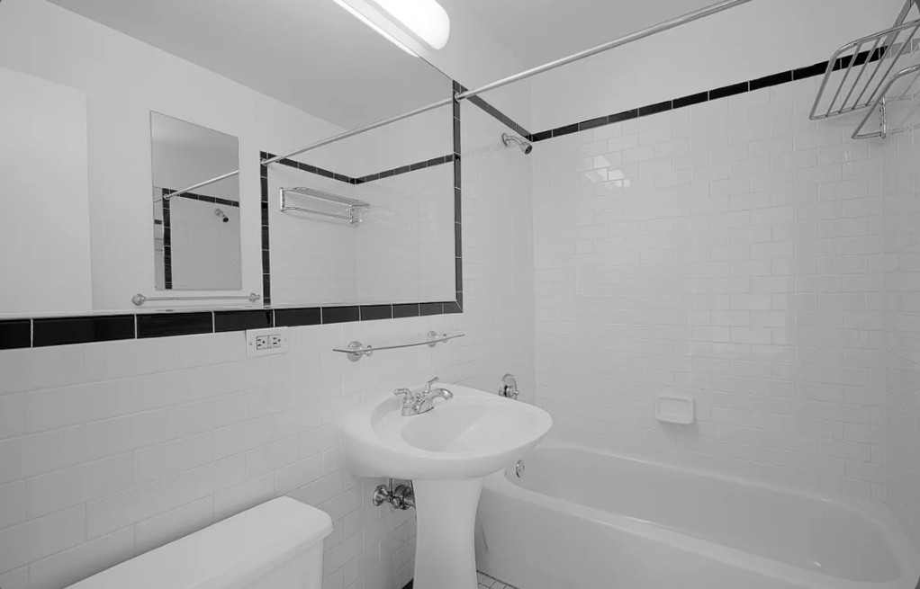 West 42nd Street - Photo 4