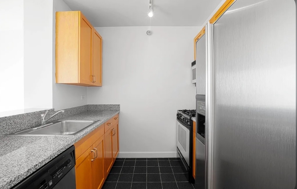 West 42nd Street - Photo 2