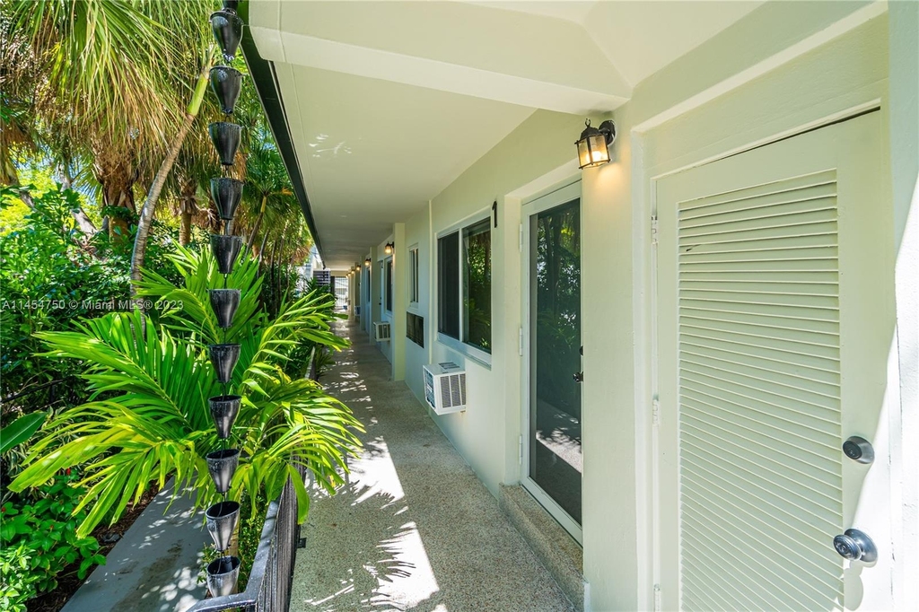 428 Collins Ave - Photo 35