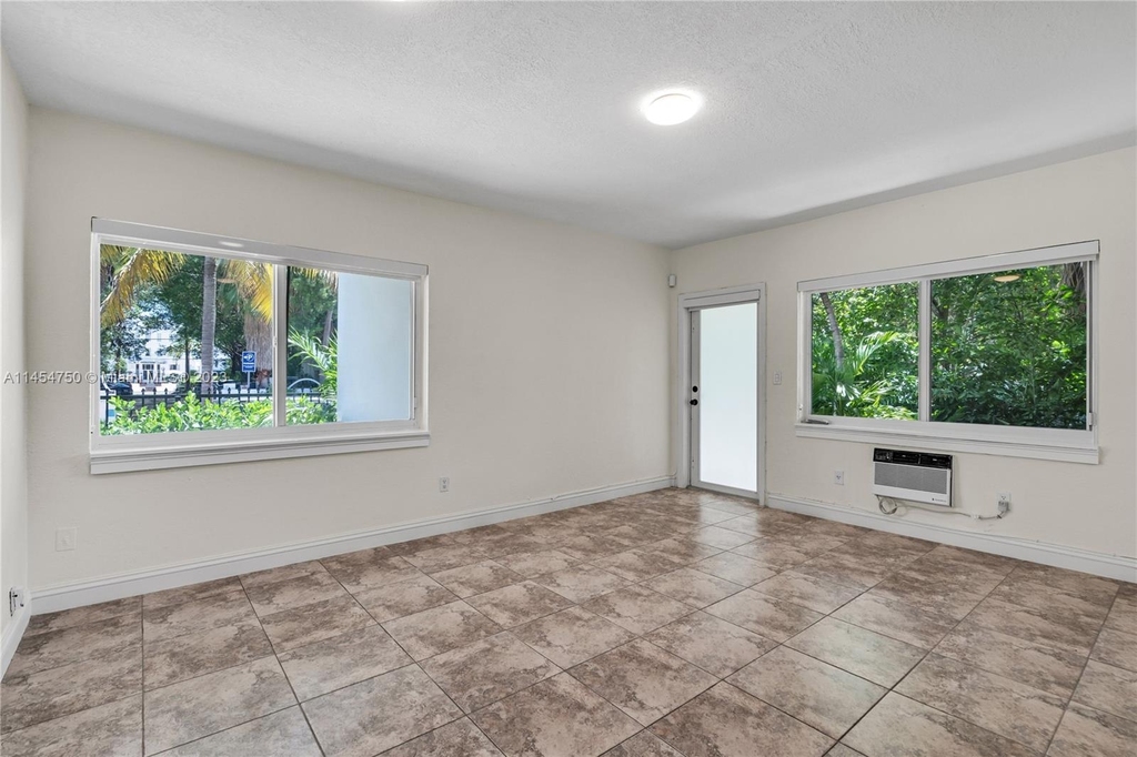 428 Collins Ave - Photo 22