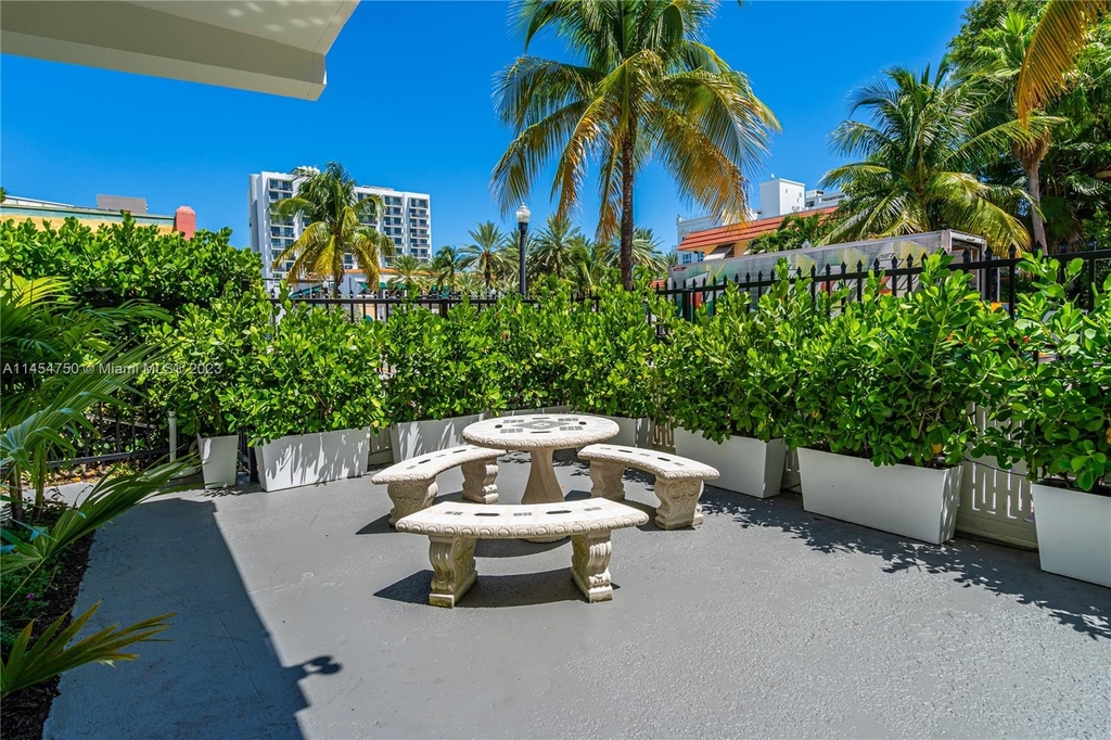 428 Collins Ave - Photo 33