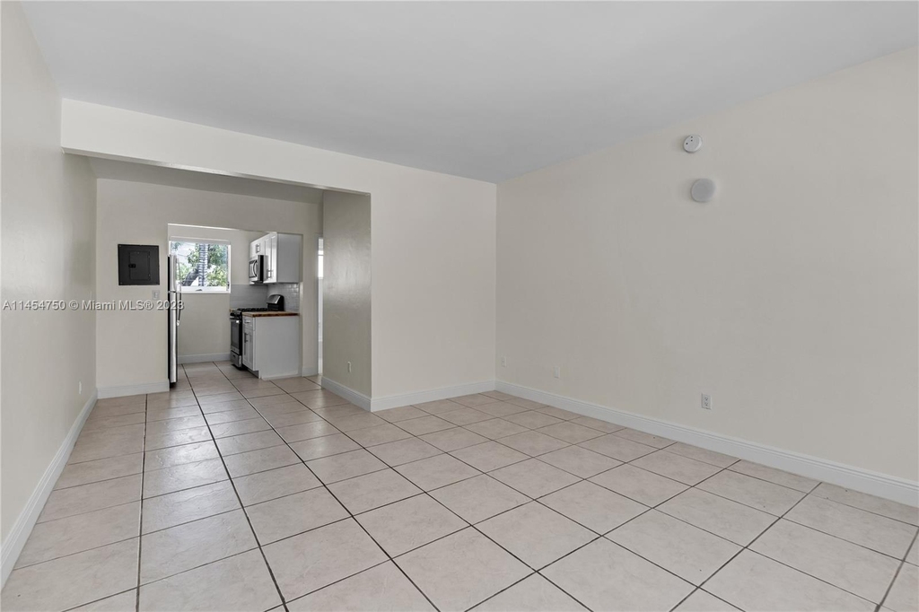 428 Collins Ave - Photo 6