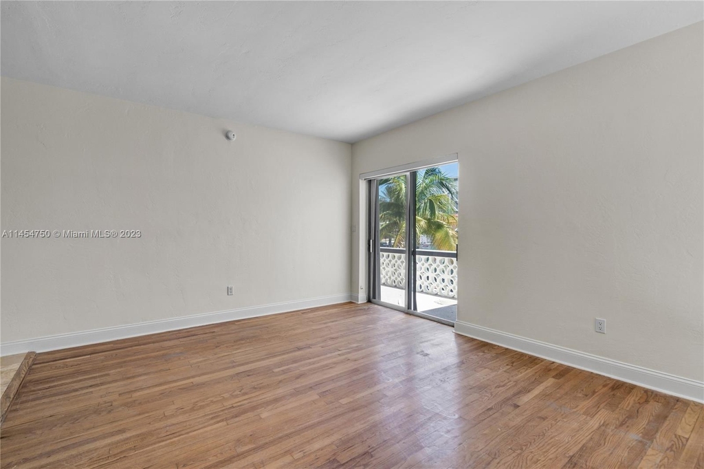 428 Collins Ave - Photo 17