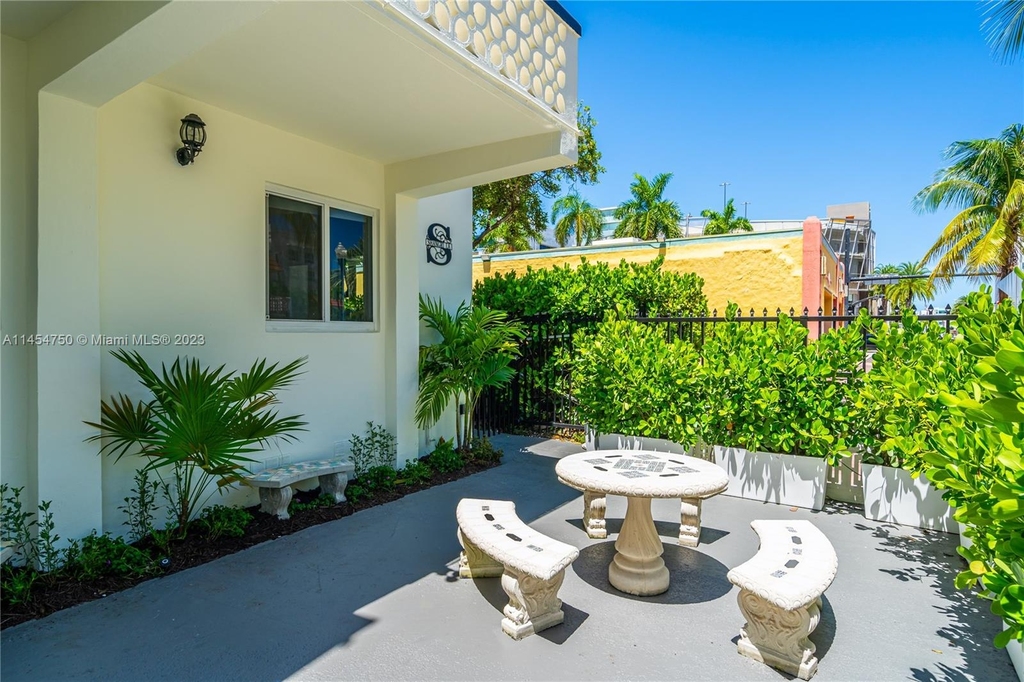 428 Collins Ave - Photo 32