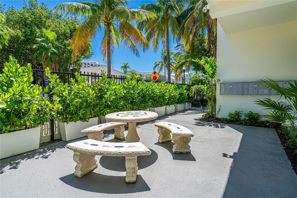 428 Collins Ave - Photo 34