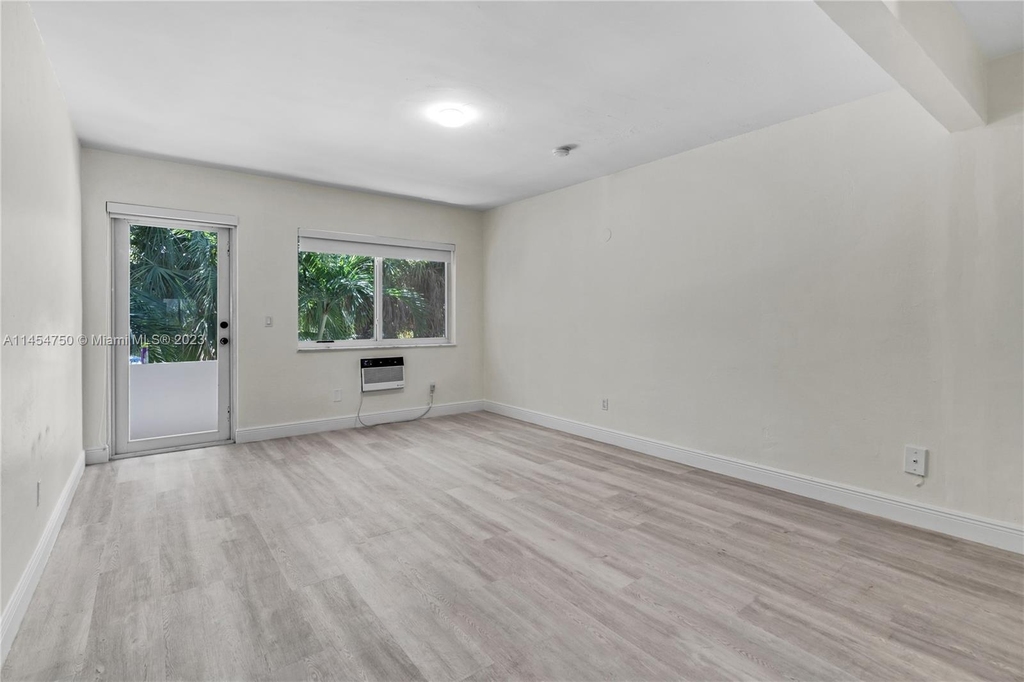 428 Collins Ave - Photo 3
