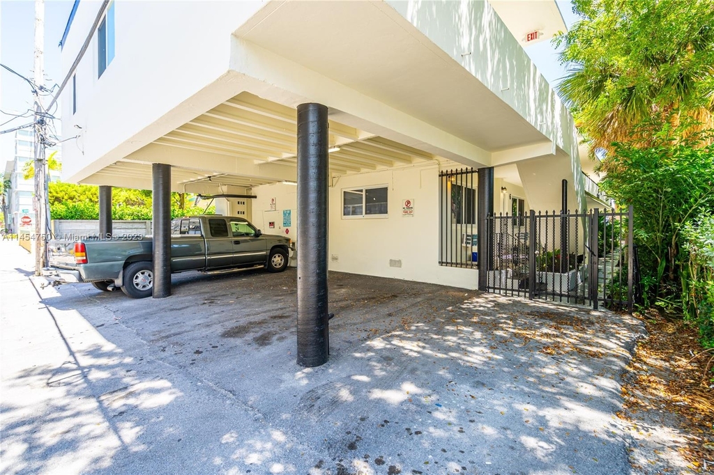 428 Collins Ave - Photo 42