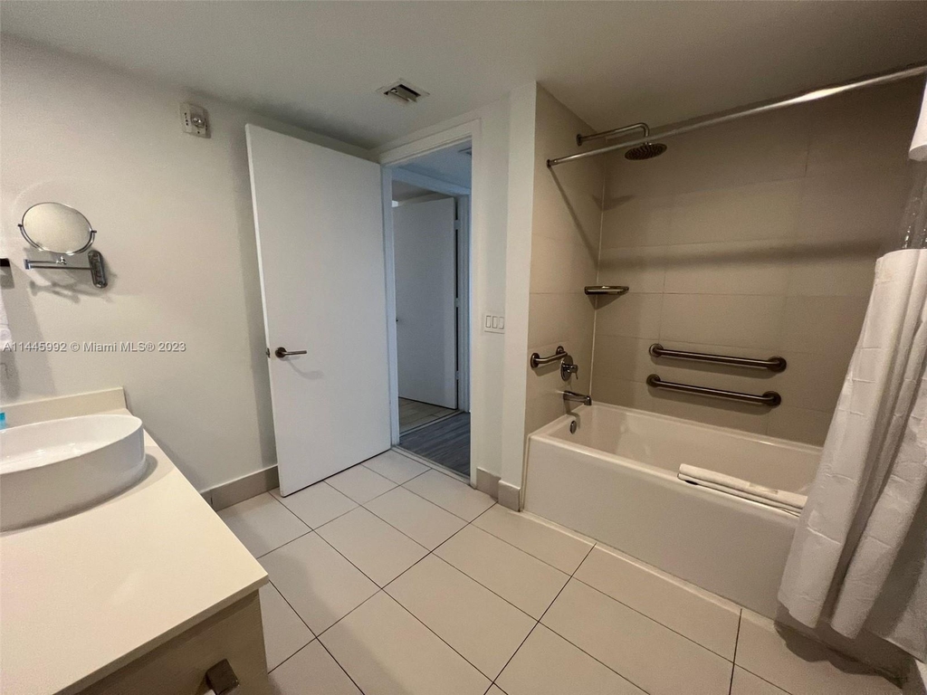 2602 E Hallandale Beach Blvd - Photo 13