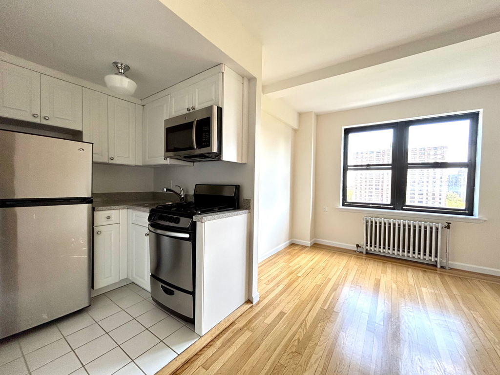 Amsterdam Ave & 102nd St - Photo 4