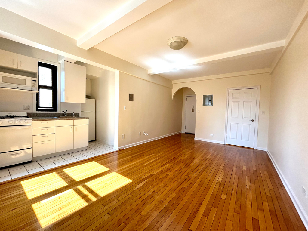 Amsterdam Ave & 102nd St - Photo 0