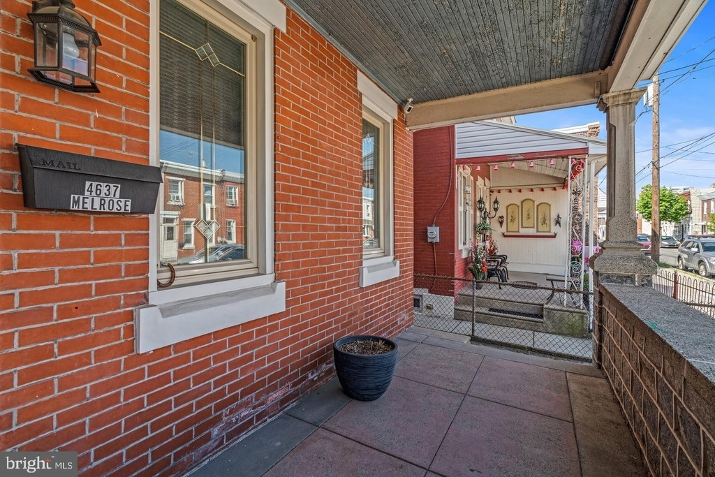 4637 Melrose Street - Photo 2