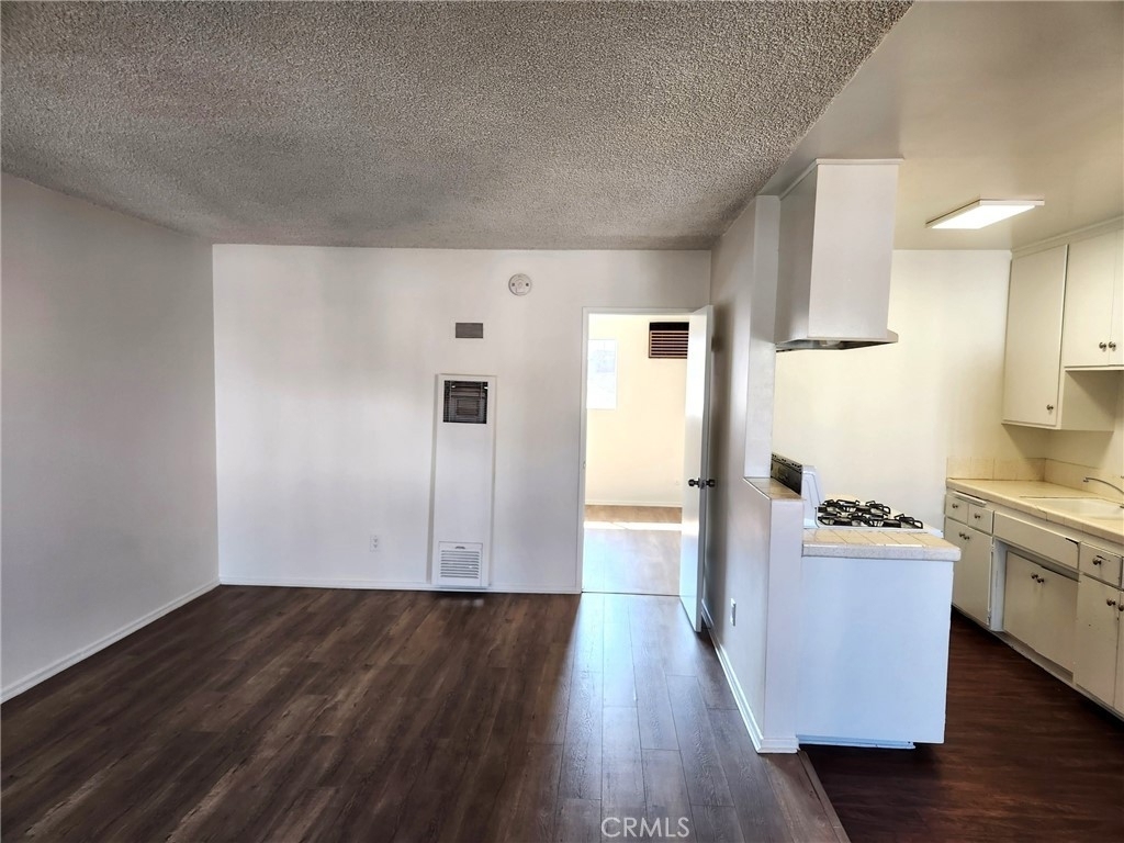 401 W Wilson Avenue - Photo 2