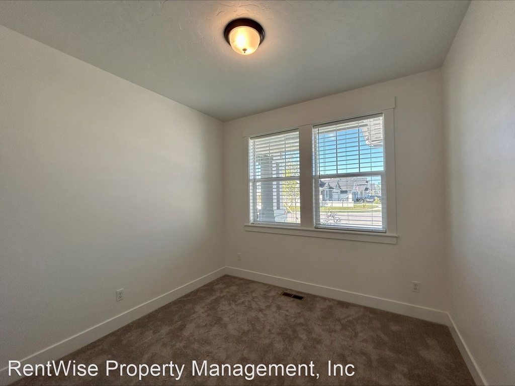 1540 N Kenora Ave - Photo 14