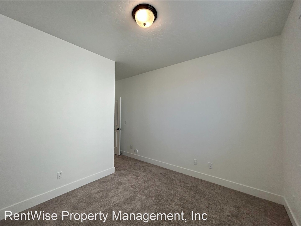 1540 N Kenora Ave - Photo 13