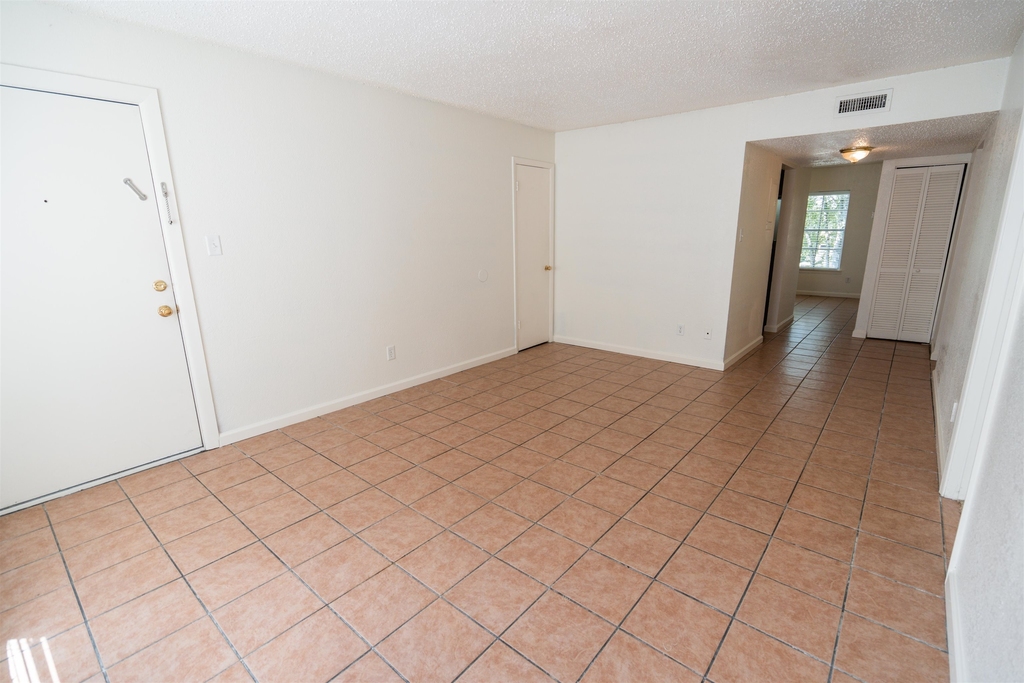 2020 Continental Avenue - Photo 4