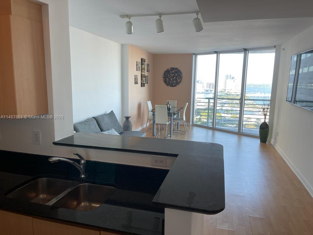 325 S Biscayne Blvd - Photo 2