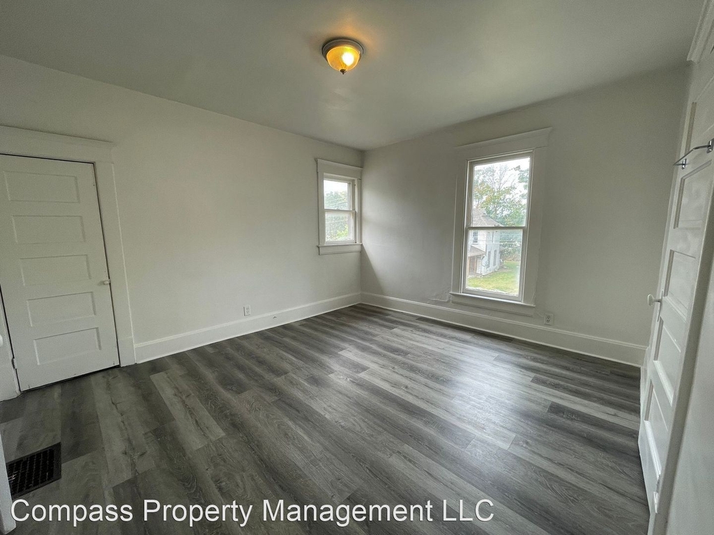 225 N 10th - Photo 2