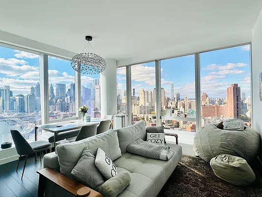 One Manhattan Square - Photo 1
