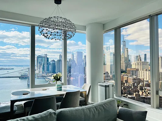 One Manhattan Square - Photo 0