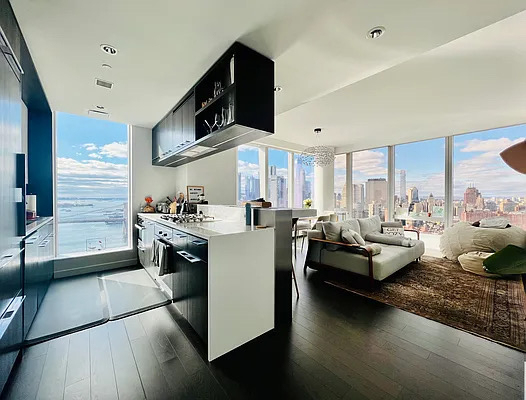 One Manhattan Square - Photo 2